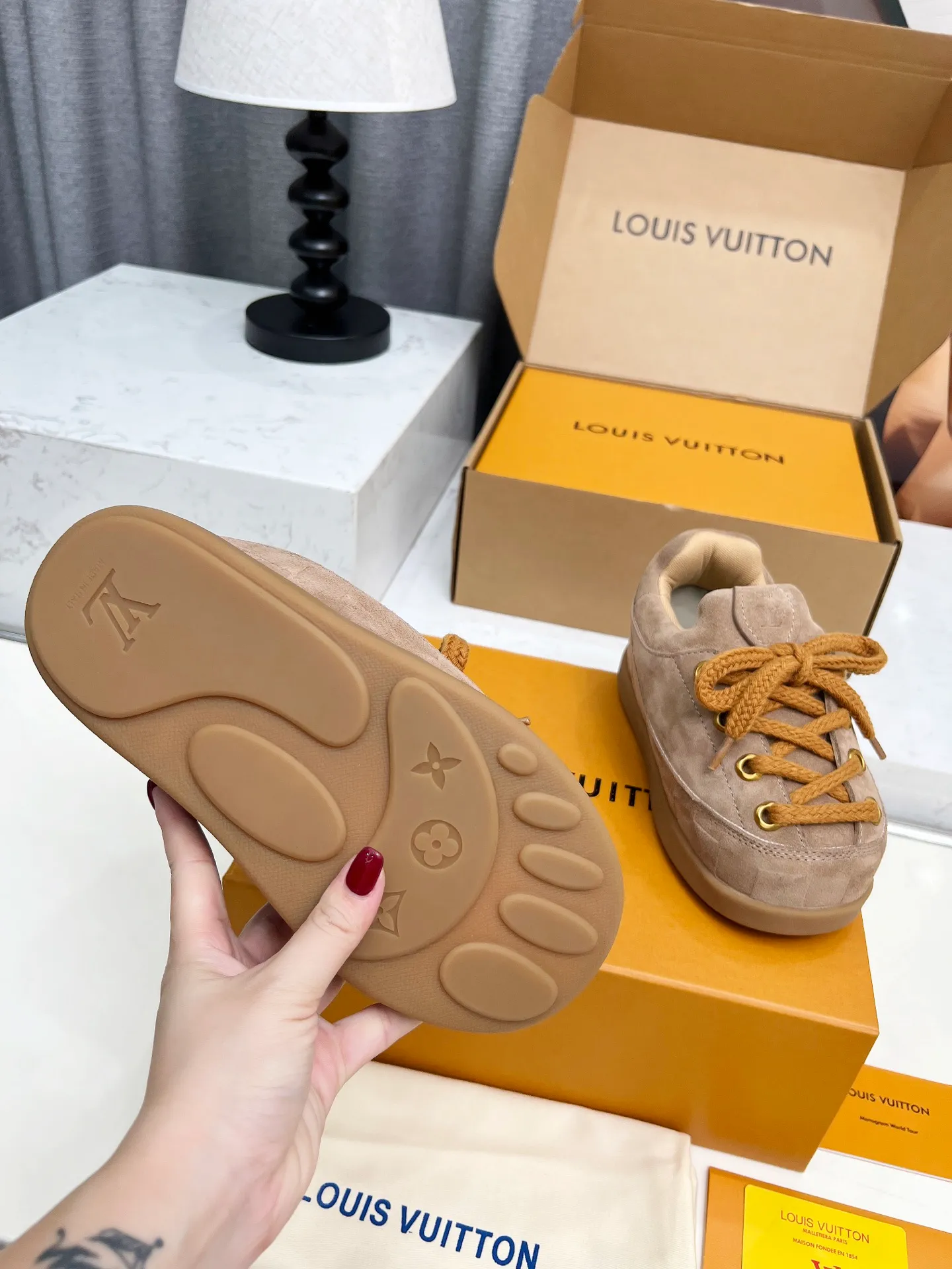 [L Family] P: 740💰 Couple model, size: women 35-41 (customized at 41 for women), 39-46 for men (customized at 45.46) The 2025 iteration of this Time Out sneaker, couple model, LV co-branded nigo, donkey brand, Louis Vuitton, ugly, cute😍Many Internet celebrities have shown off their feet, a classic and versatile item. Fabric: Imported high mercerized cow suede. Lining: high-grade elastic mesh, outsole: original molded outsole, palm print rubber outsole with hidden L letter and Monongram flower.